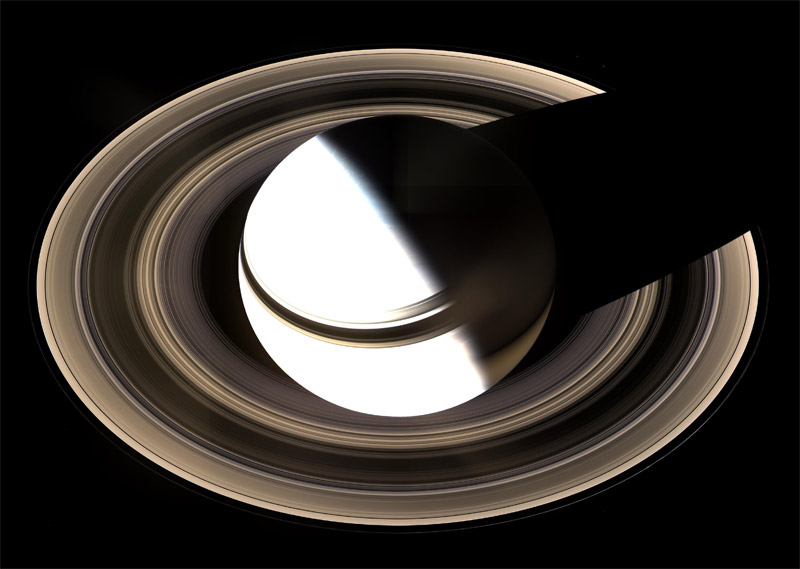 Тень ложится на кольца Сатурна