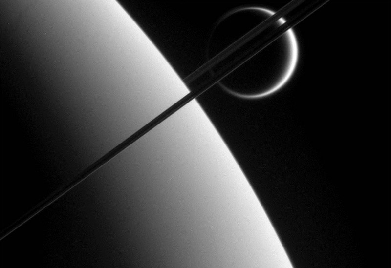Титан за кольцами Сатурна