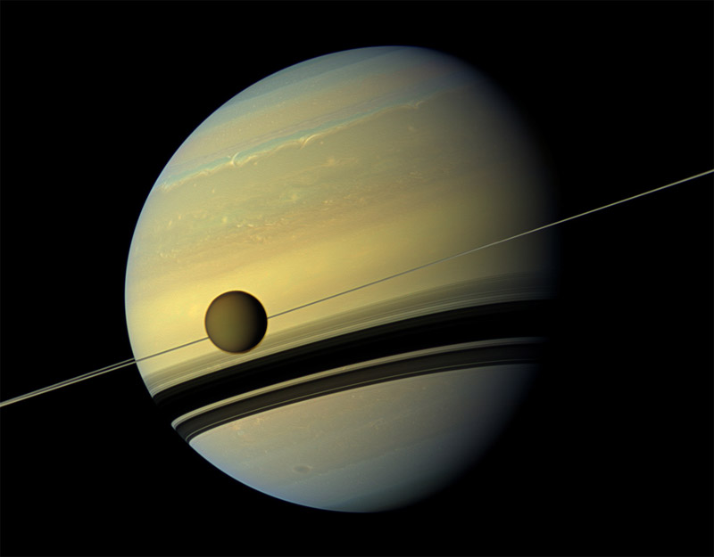 Титан медленно проплывает по орбите Сатурна